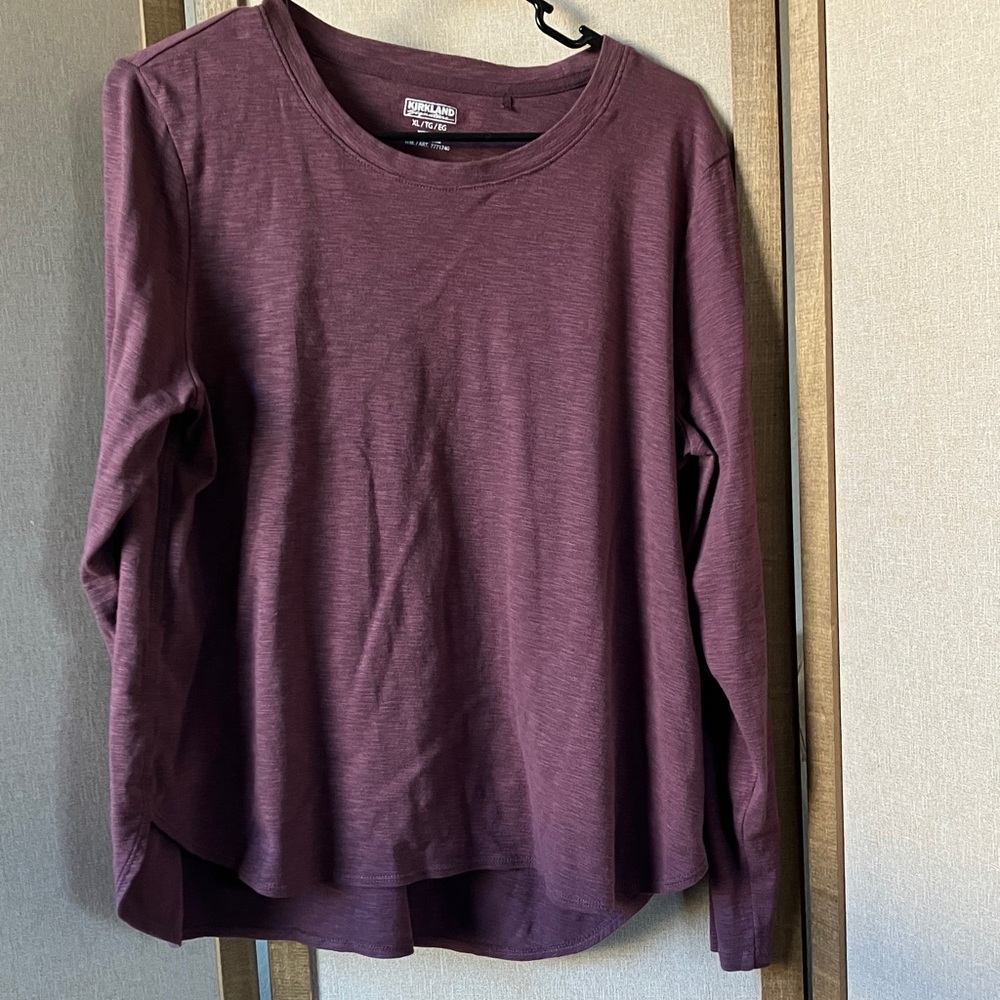 FINAL MARKDOWN Kirkland Signature Maroon Top XL